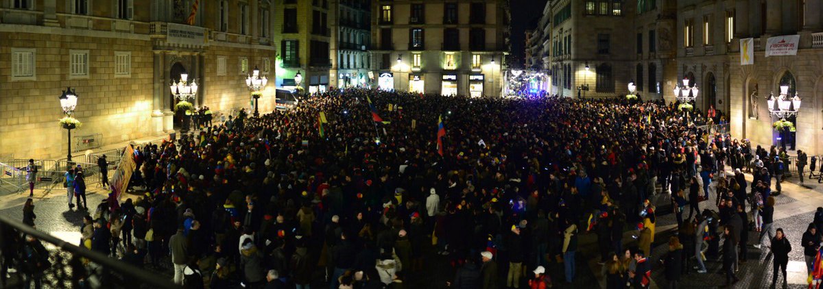 Image of thousands of people rallying in favor of Venezuela's Juan Guaidó on January 23 in Barcelona (by Twitter account @SOSVenezuelaBCN)
